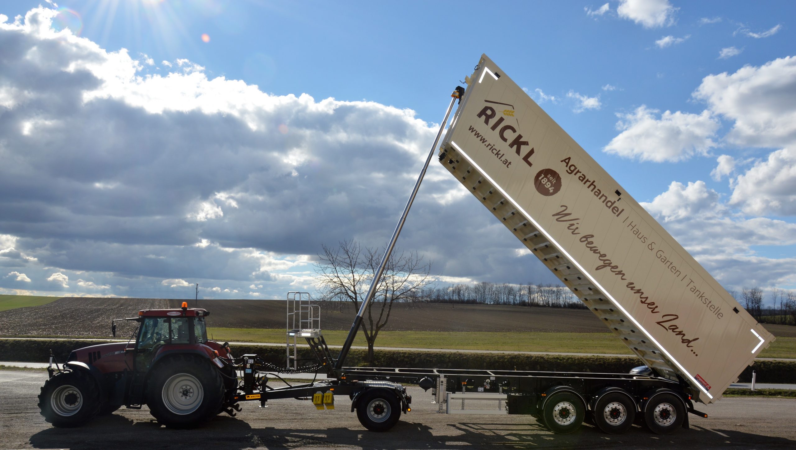 Agrarhandel Traktor mit Weizen